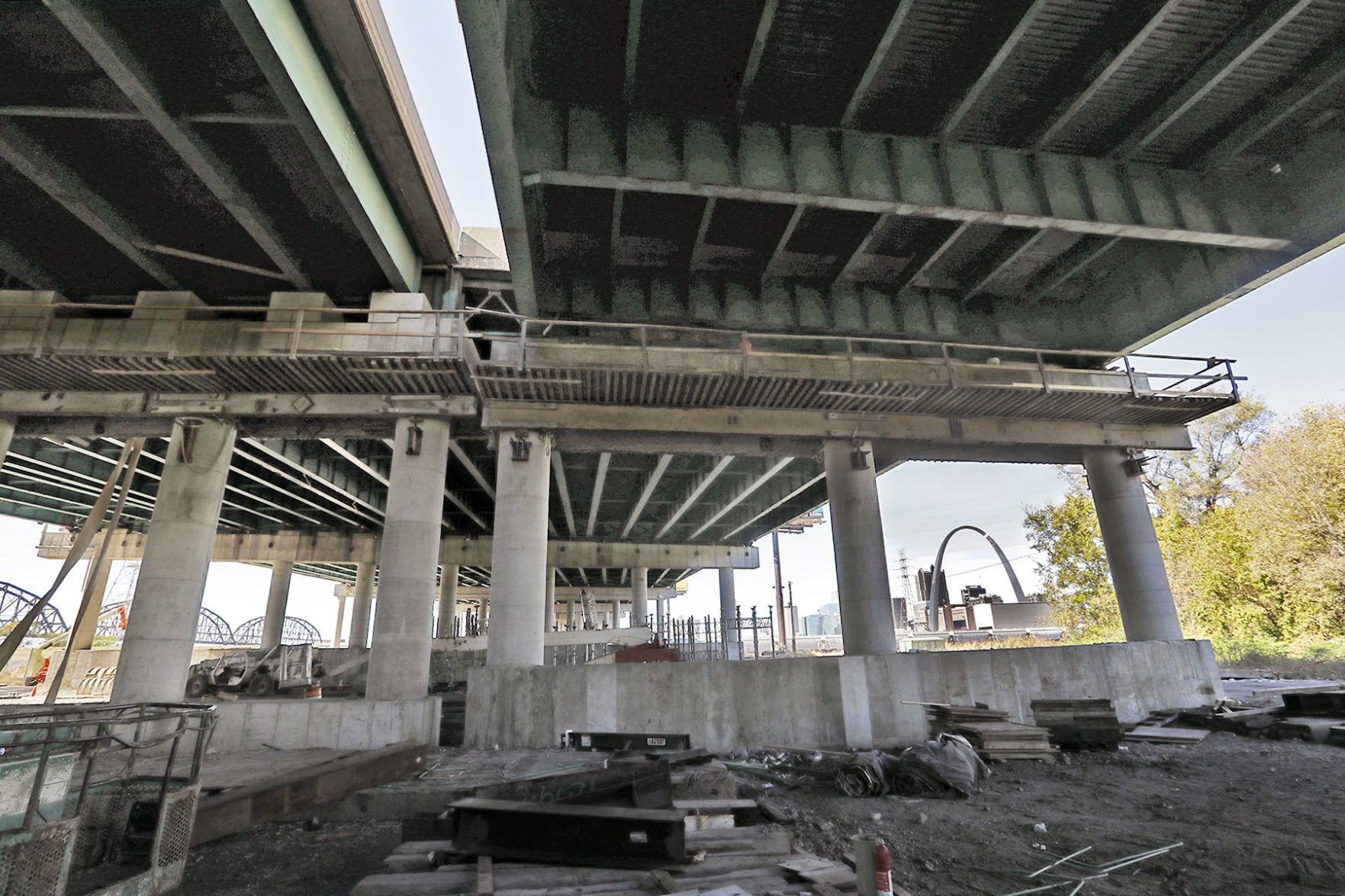 Officer dies after falling from Poplar Street Bridge